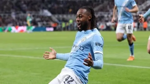 皇马4-1横扫拉斯帕尔马斯，登顶西甲榜首再创辉煌